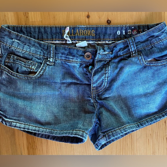 Women’s Billabong jean shorts. Size 5. Very short!!! - Picture 1 of 4